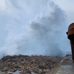 La Caracola | La escultura con el espectáculo de la música de la naturaleza, las olas chocando en las rocas